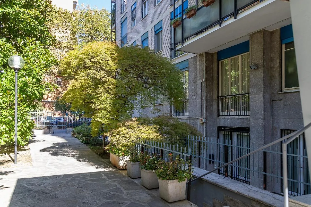 City Centre Apartment - 10 Minutes To Duomo - Free Wifi E Netflix ミラノ 0*,